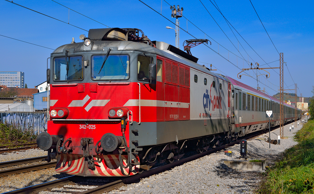 S 342-025 zieht EC151 'Emona' durch Maribor-Tabor Richtung Ljubljana. /30.10.2012