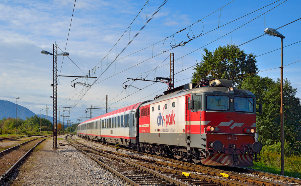 S 342-025 zieht EC158 ‚Croatia’ durch Pragersko Richtung Wien. /28.9.2012