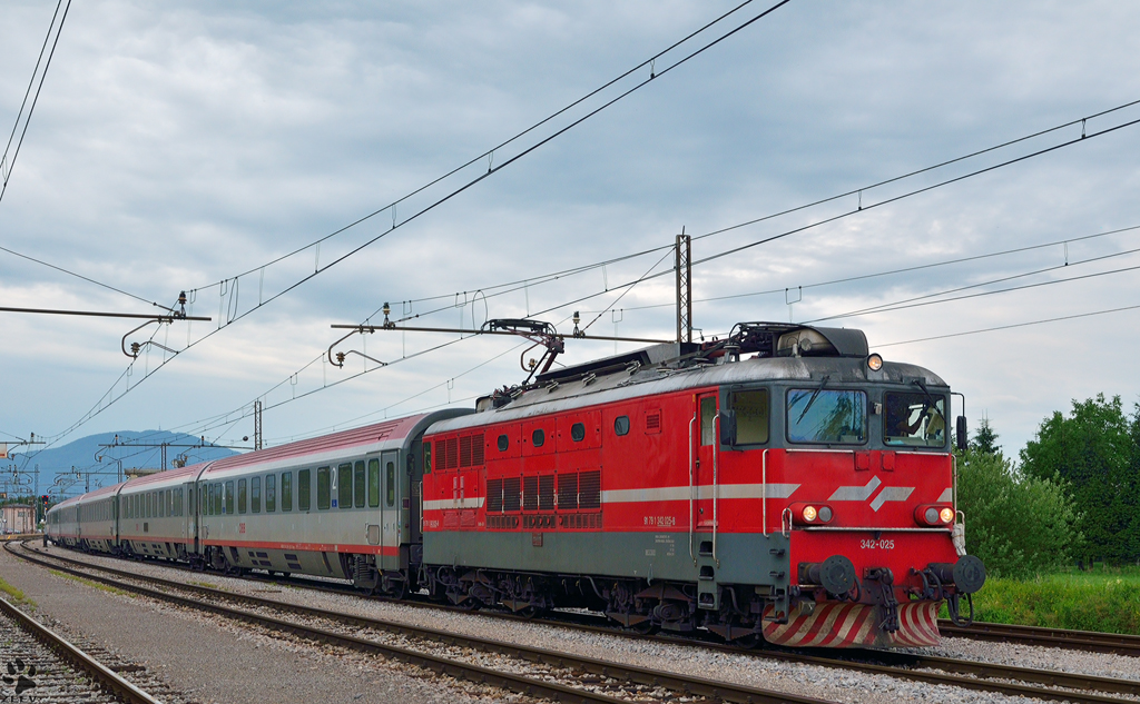 S 342-025 zieht EC158 'Croatia' durch Pragersko Richtung Wien. /22.6.2012