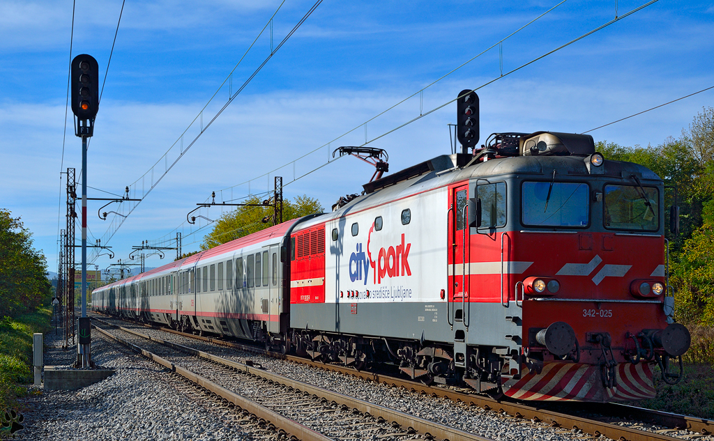S 342-025 zieht EC158 'Croatia' durch Maribor-Tabor Richtung Wien. /20.10.2012
