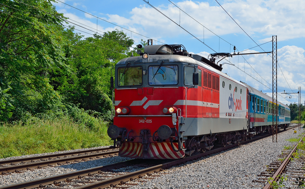 S 342-025 zieht IC506 durch Maribor-Tabor Richtung Maribor Hauptbahnhof. /26.6.2012