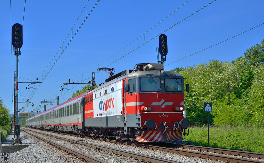 S� 342-025 zieht Personenzug durch Maribor-Tabor Richtung Wien. / 11.5.2012