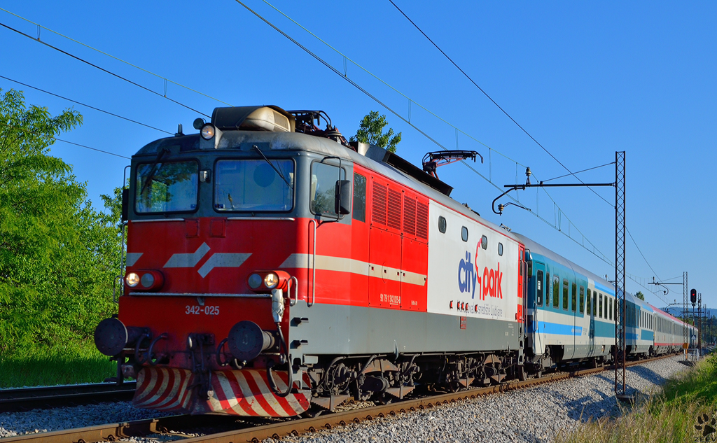 S 342-025 zieht Personenzug durch Maribor-Tabor Richtung Wien. / 18.5.2012