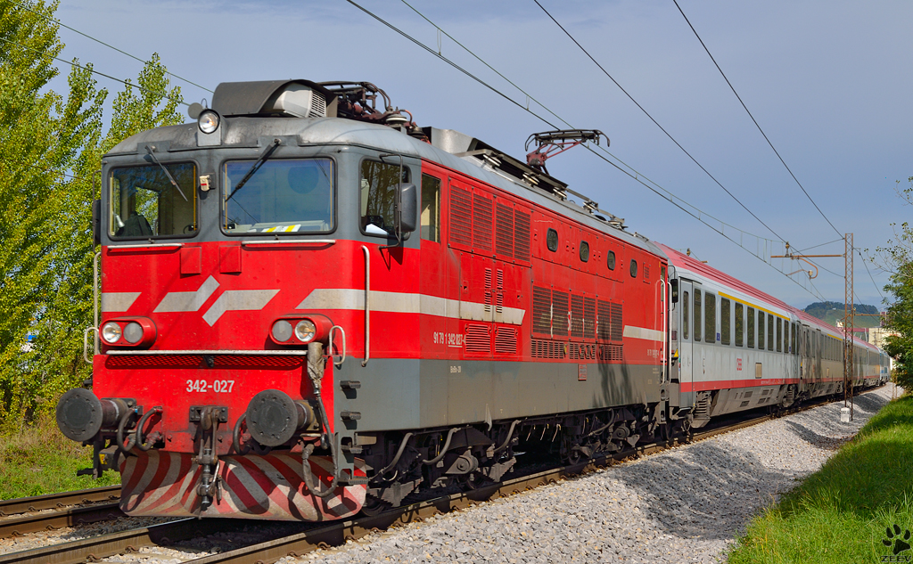 S 342-027 zieht EC151 'Emona' durch Maribor-Tabor Richtung Ljubljana. /9.10.2012