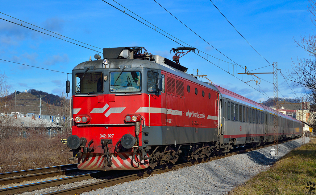 S 342-027 zieht EC151 'Emona' durch Maribor-Tabor Richtung Ljubljana. /5.1.2013