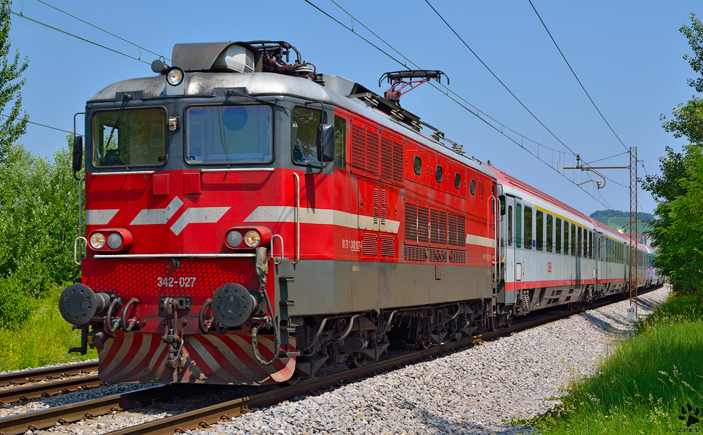 S 342-027 zieht EC151 'Emona' durch Maribor-Tabor Richtung Ljubljana. /8.7.2013