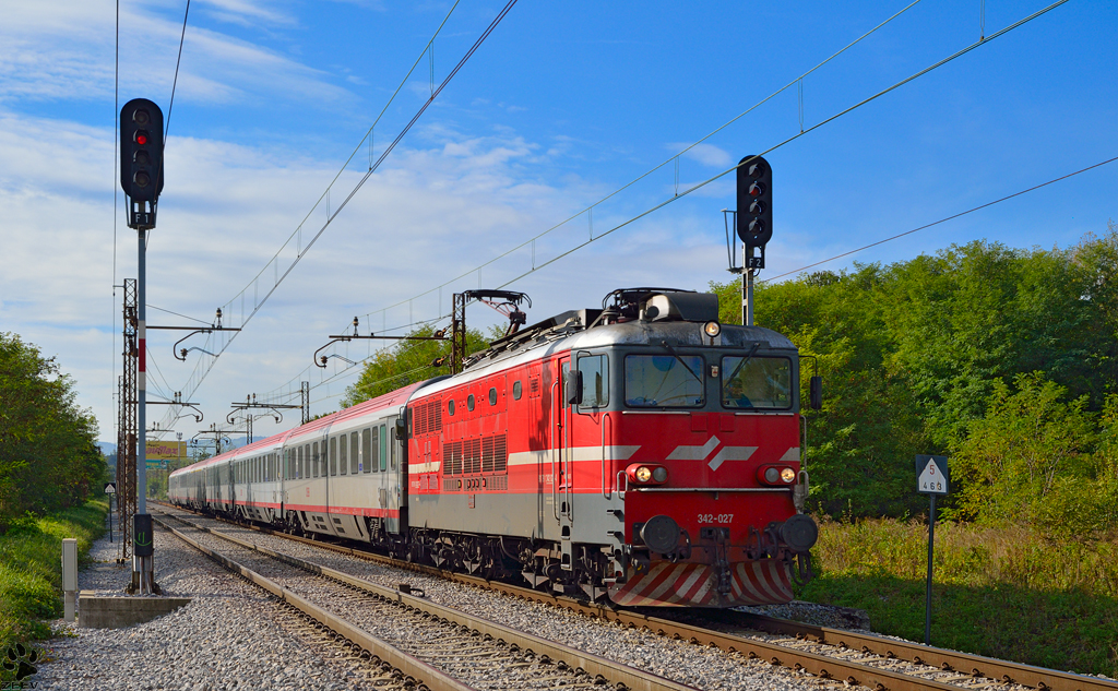 S 342-027 zieht EC158 'Croatia' Durch Maribor-Tabor Richtung Wien. /9.10.2012