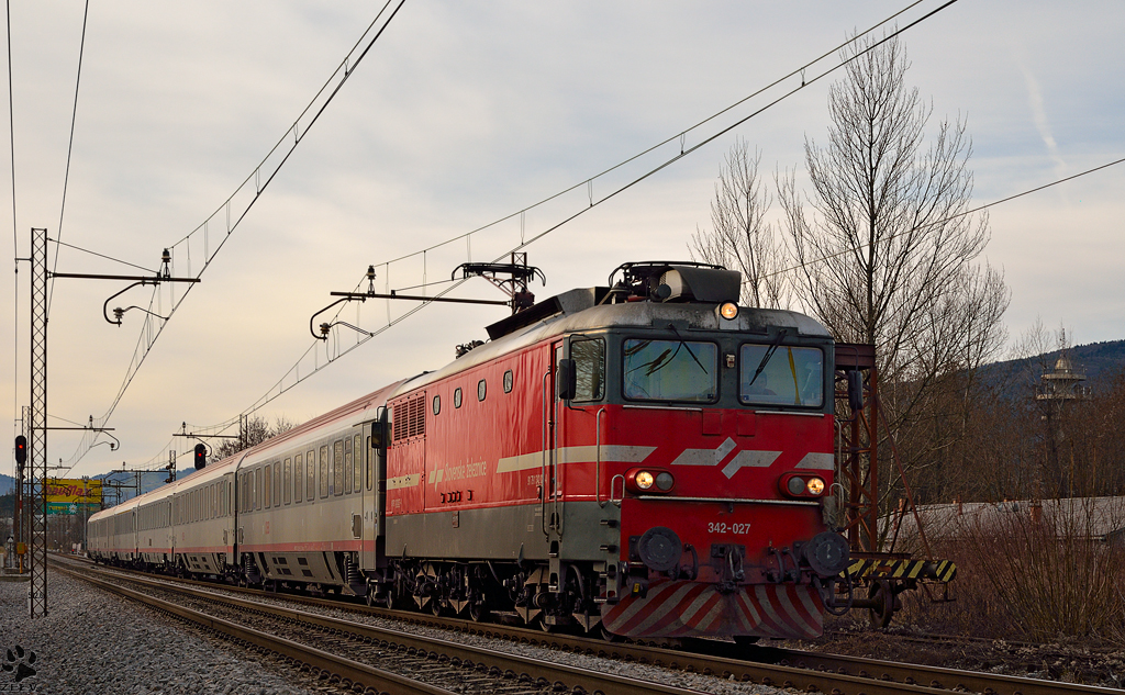 S 342-027 zieht EC158 'Croatia' durch Maribor-Tabor Richtung Wien. /5.1.2013