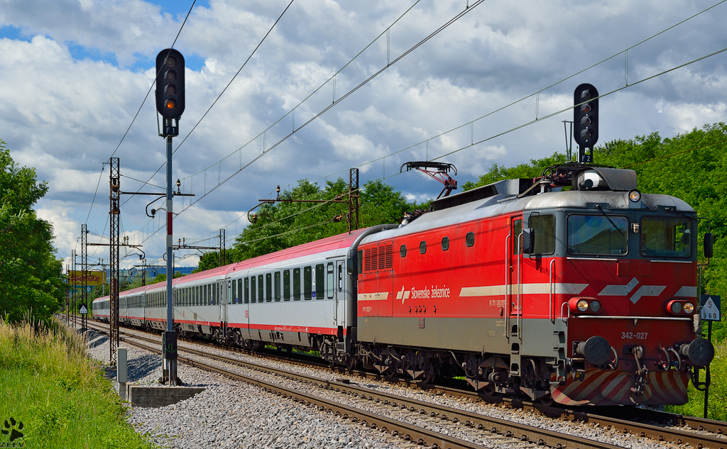 S 342-027 zieht EC158 'Croatia' durch Maribor-Tabor Richtung Wien. /26.6.2013