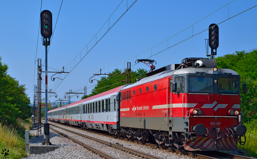S 342-027 zieht EC158 'Croatia' durch Maribor-Tabor Richtung Wien. /20.7.2013