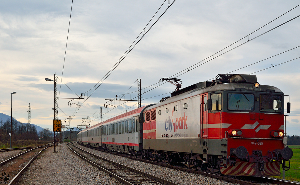 S 342-127 zieht EC158 'Croatia' durch Pragersko Richtung Wien. /27.11.2012
