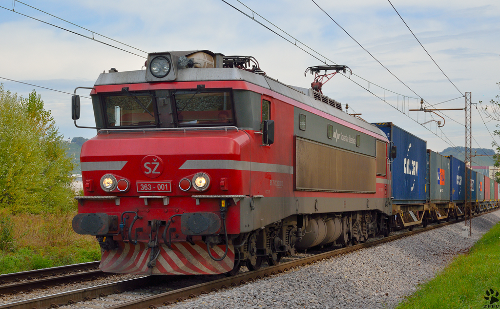 S 363-001 zieht Containerzug durch Maribor-Tabor Richtung Hafen Koper. /9.10.2012