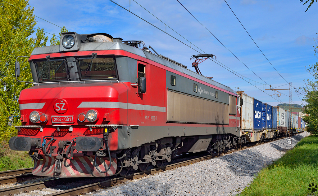 S 363-001 zieht Containerzug durch Maribor-Tabor Richtung Hafen Koper. /15.10.2012