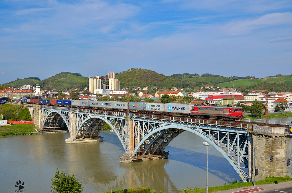 S 363-001 zieht Containerzug ber die Draubrcke in Maribor Richtung Hafen Koper. /4.10.2012