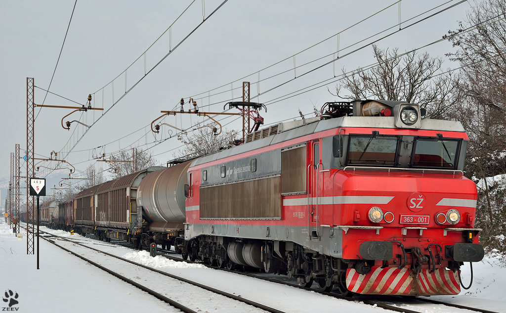 S 363-001 zieht Gterzug durch Maribor-Tabor Richtung Sden. /15.2.2013