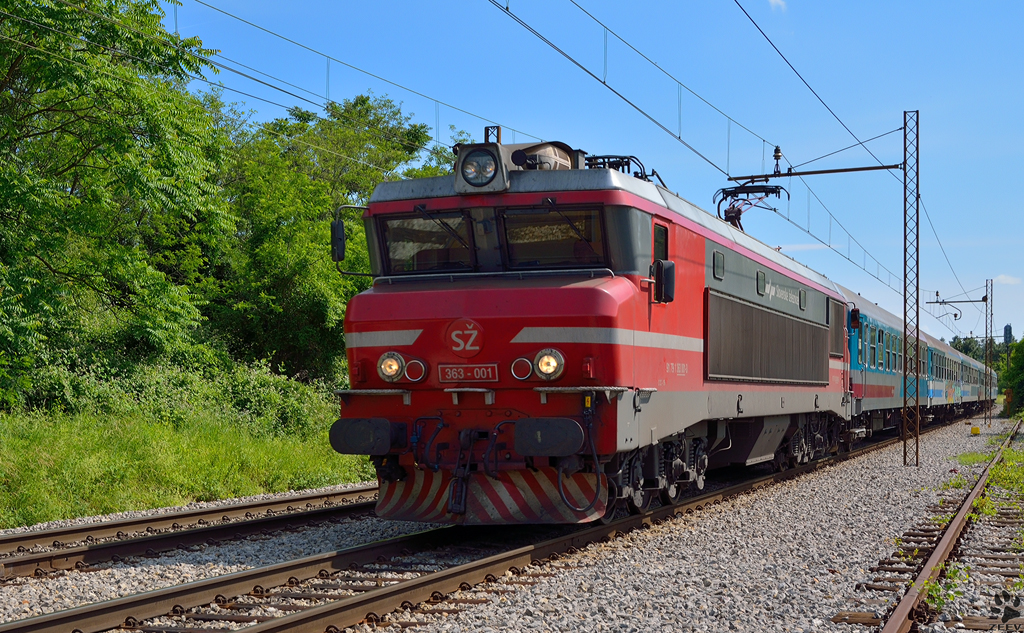 S 363-001 zieht Personenzug durch Maribor-Tabor Richtung Maribor Hauptbahnhof. /6.6.2012