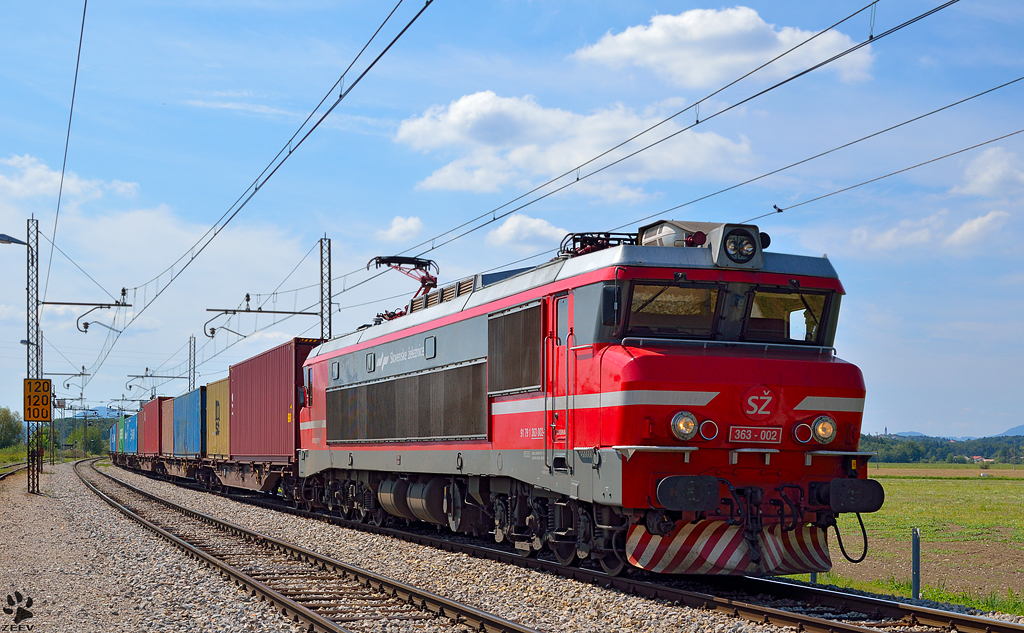 S 363-002 fhrt mit Containerzug die Bahnhof Pragersko ein, wo er von S 664-106 bernommen wird. /29.8.2012