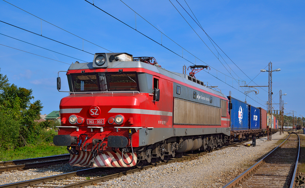 S 363-002 zieht Containerzug durch Pragersko Richtung Hafen Koper. /5.10.2012