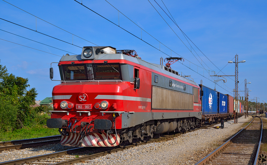 S 363-002 zieht Containerzug durch Pragersko Richtung Hafen Koper. /5.10.2012