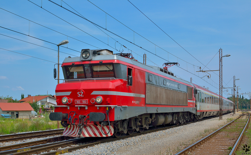 S 363-002 zieht EC151 'Emona' durch Pragersko Richtung Ljubljana. /24.7.2012