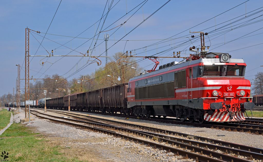 S 363-002 zieht Gterzug durch Pragersko Richtung Ljubljana. / 28.3.2012