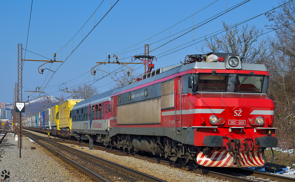 S 363-002 zieht LkW-Zug durch Maribor-Tabor in Richtung Sden. /16.3.2013