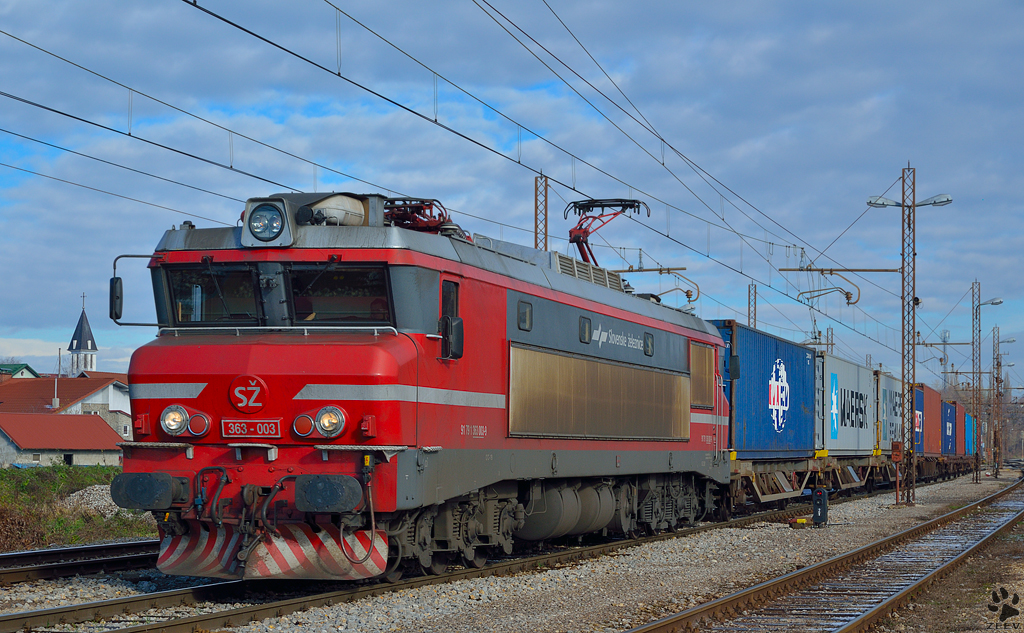 S 363-003 zieht Containerzug durch Pragersko Richtung Hafen Koper. /5.12.2012