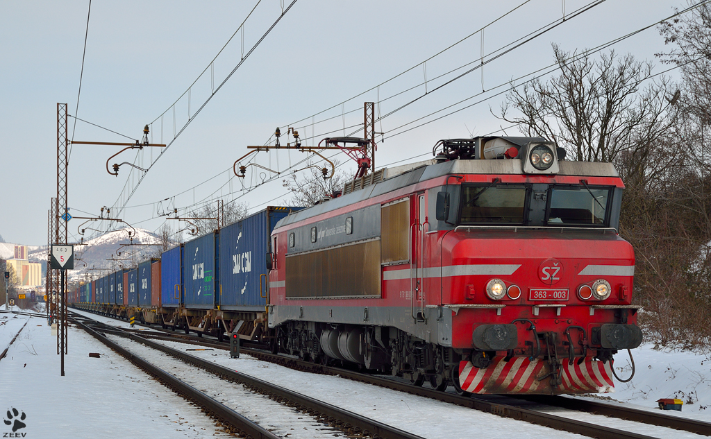 S 363-003 zieht Containerzug durch Maribor-Tabor Richtung Hafen Koper. /28.3.2013