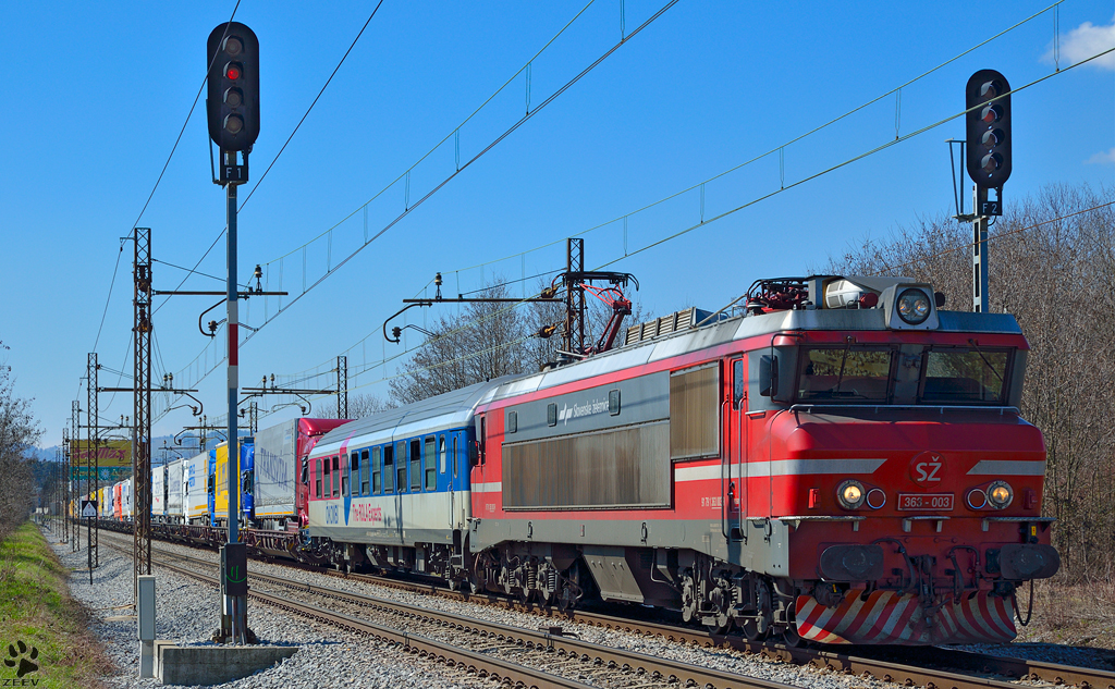 S 363-003 zieht LkW-Zug durch Maribor-Tabor Richtung Norden. /10.4.2013
