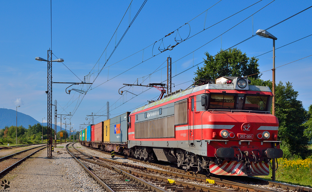 S 363-004 zieht Containerzug durch Pragersko Richtung Norden. /17.8.2012