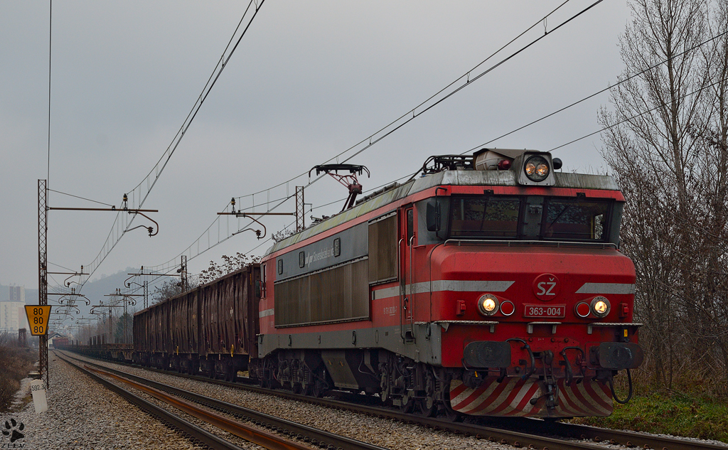 S 363-004 zieht Gterzug durch Maribor-Tabor Richtung Sden. /22.12.2012