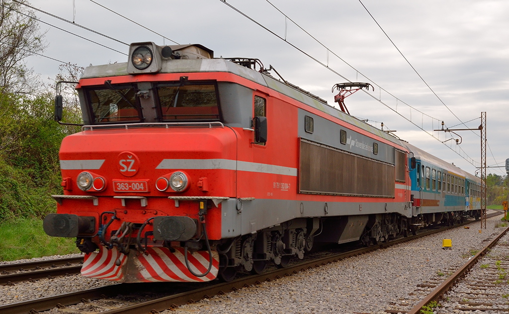 S 363-004 zieht Personenzug durch Maribor-Tabor Richtung Hauptbahnhof Maribor./ 18.4.2012