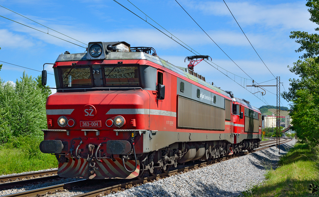 S 363-004+363-? fahren als Lokzug durch Maribor-Tabor Richtung Tezno Verschiebebahnhof. /29.5.2013