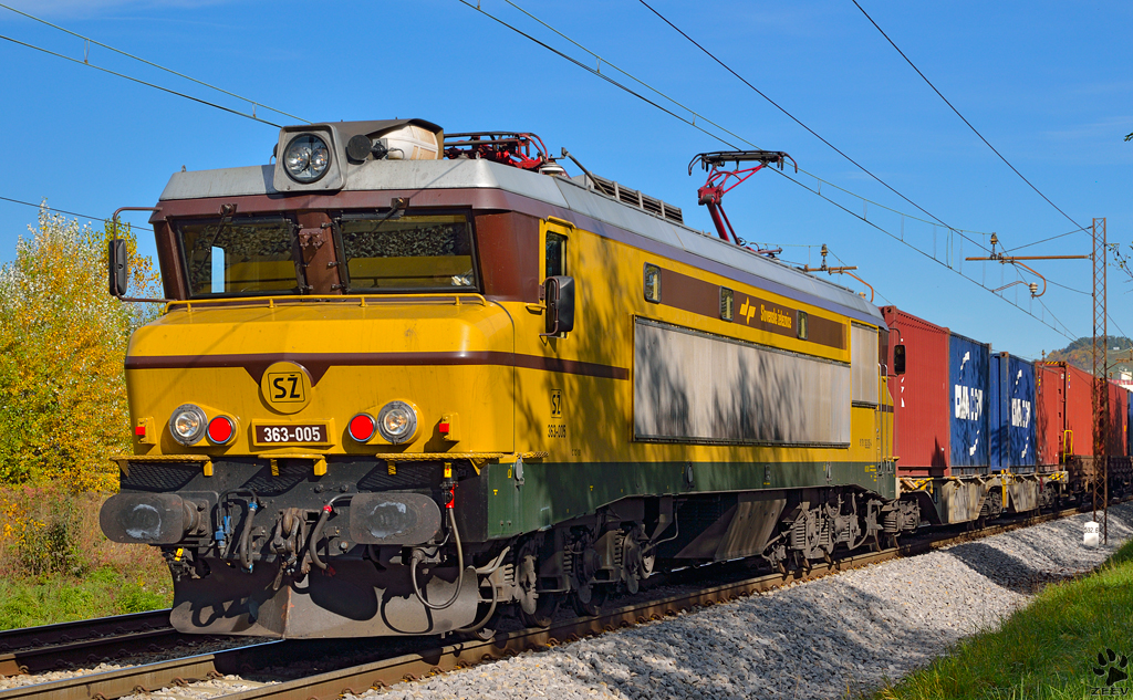 S 363-005 zieht Containerzug durch Maribot-Tabor Richtung Hafen Koper. /20.10.2012