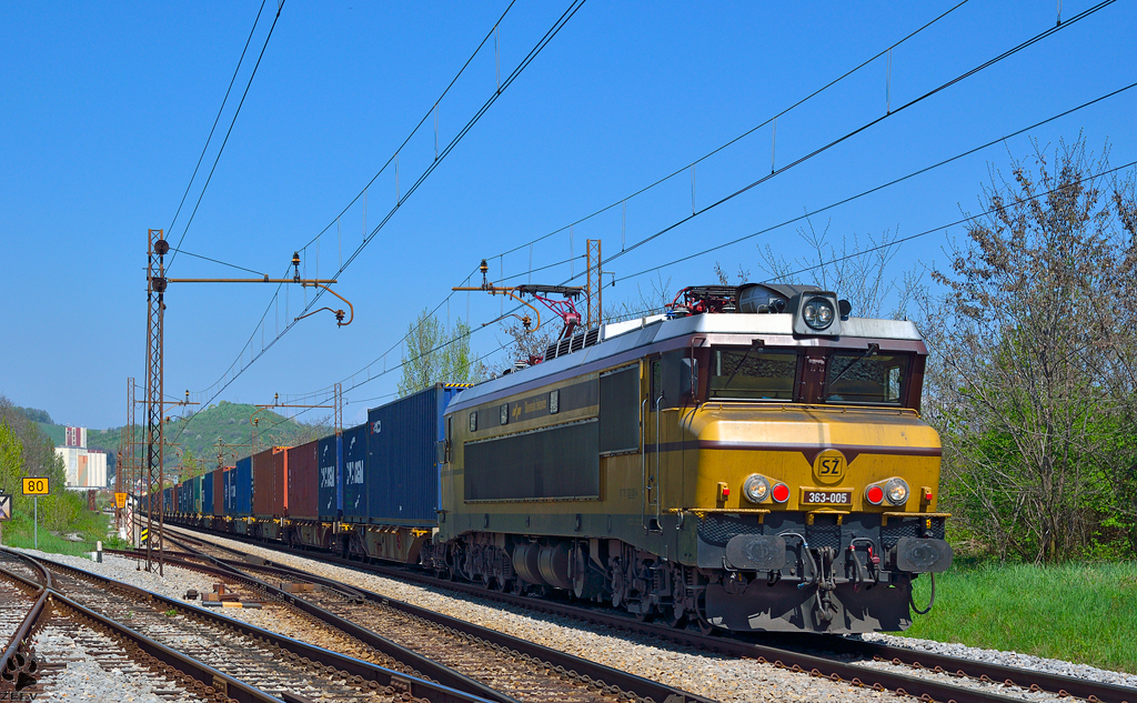 S 363-005 zieht Containerzug durch Maribor-Tabor Richtung Koper Hafen. /25.4.2013
