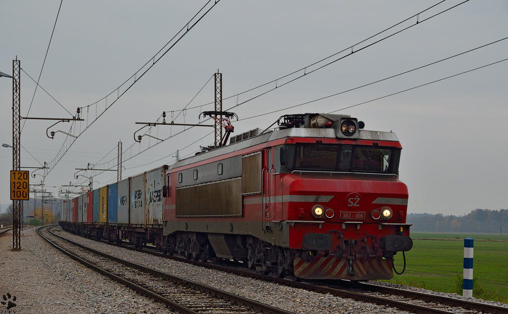 S 363-006 zieht an einen nebeligen Tag  Containerzug durch Pragersko Richtung Norden. /14.11.2012