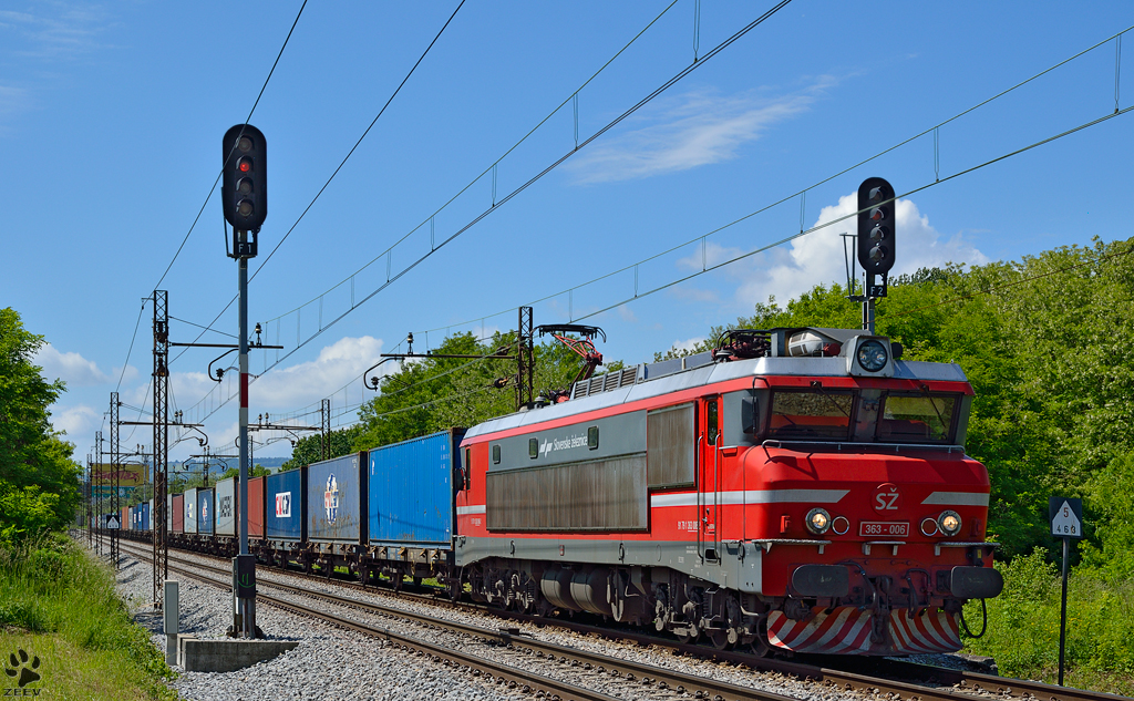 S 363-006 zieht Containerzug durch Maribor-Tabor Richtung Norden. /29.5.2013