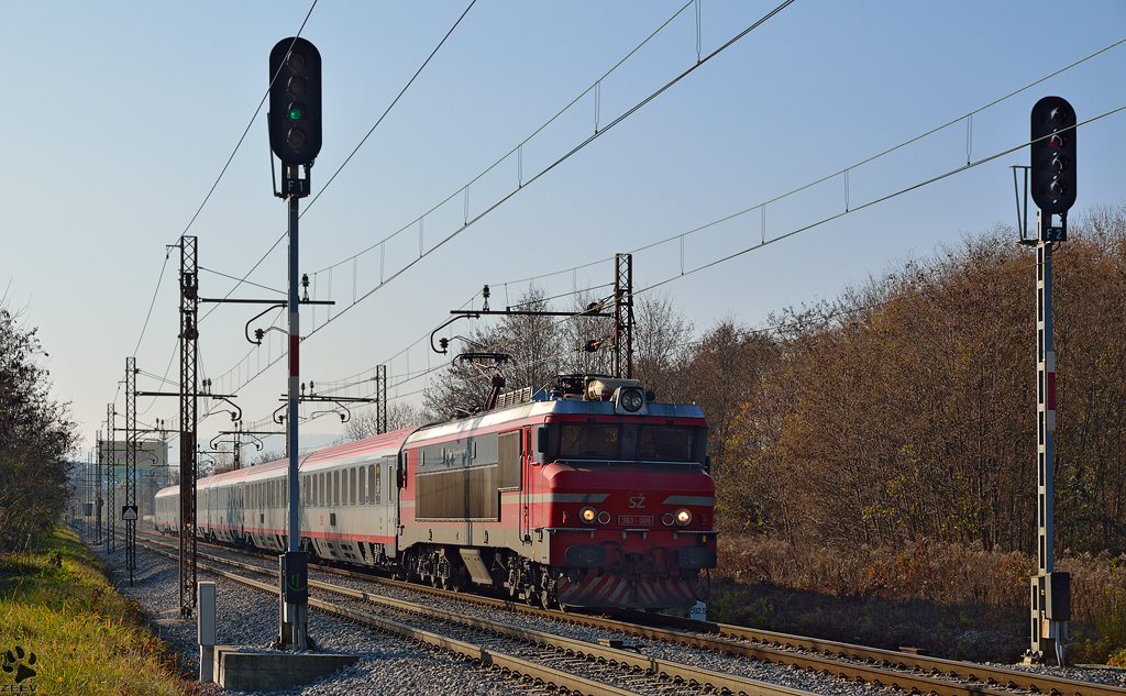 S 363-006 zieht EC258 'Croatia' durch Maribor-Tabor Richtung Wien. /17.11.2012