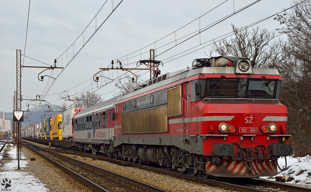 S 363-006 zieht LkW-Zug durch Maribor-Tabor Richtung Sden. /1.2.2013