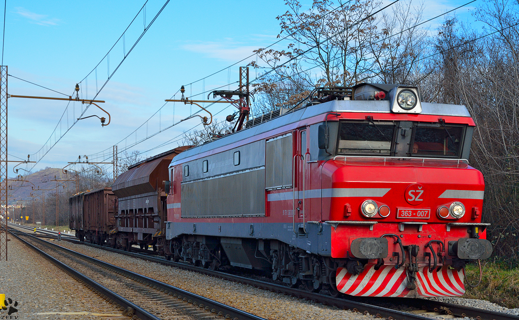 S 363-007 zieht drei Gterwagons durch Maribor-Tabor Richtung Verschiebebahnhof Tezno. /3.1.2013