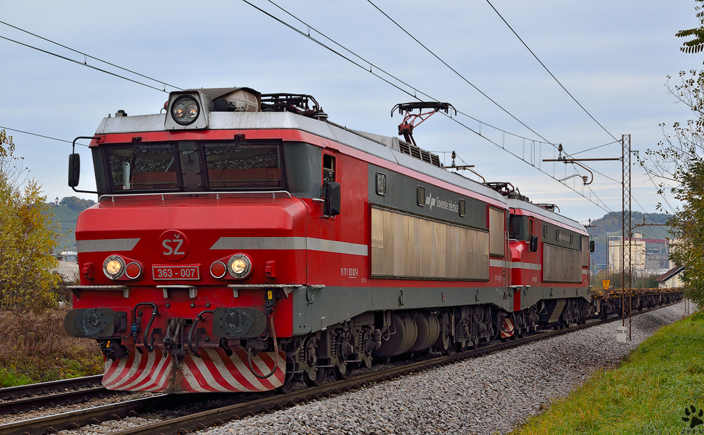 S 363-007 zieht lehren Containerzug durch Maribor-Tabor Richtung Hafen Koper. /3.11.2012