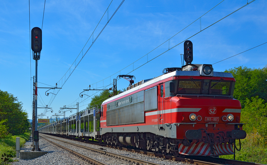 S 363-007 zieht lehren PkW-Zug durch Maribor-Tabor Richtung Norden. /22.9.2012