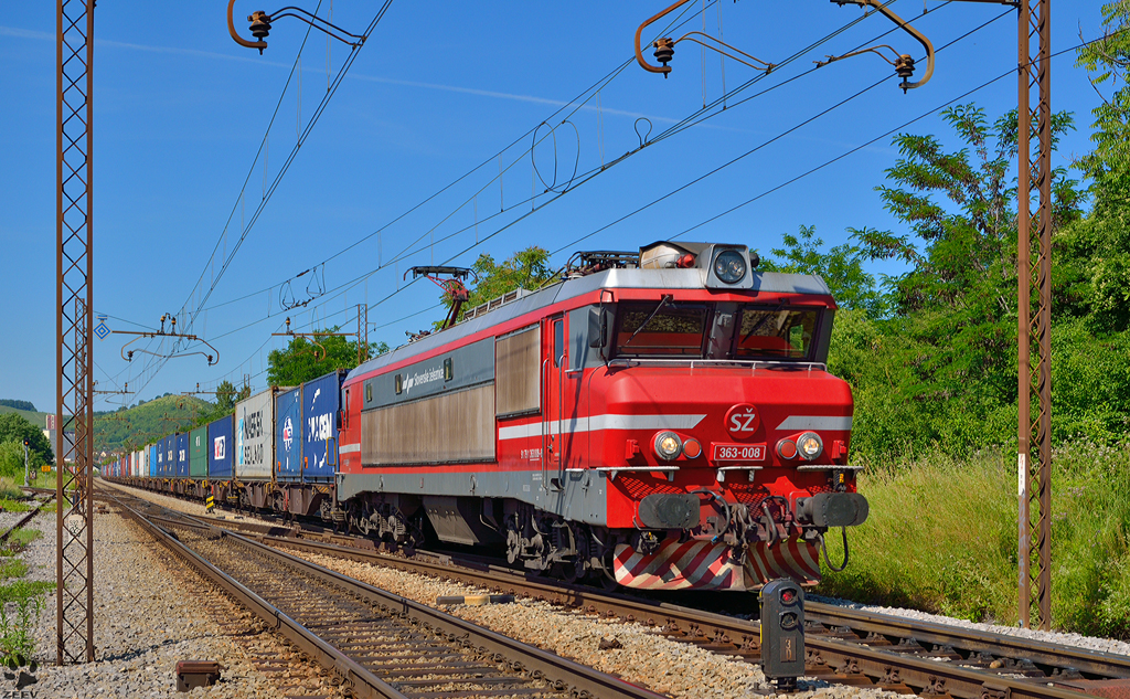 S 363-008 zieht Containerzug durch Maribor-Tabor Richtung Hafen Koper. /15.6.2012