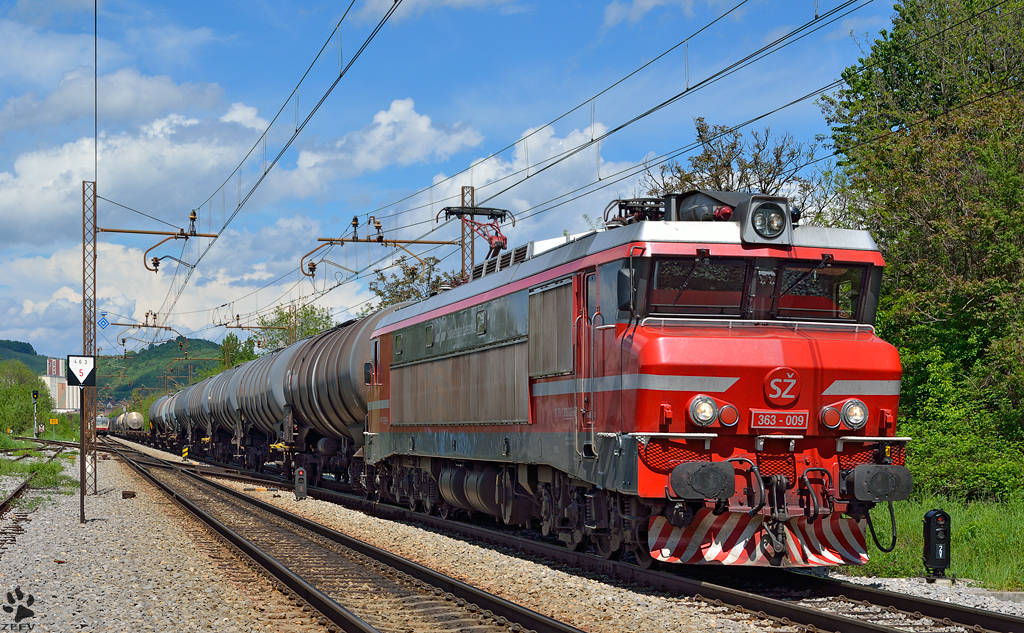 S 363-009 zieht Gterzug durch Maribor-Tabor Richtung Tezno Verschiebebahnhof. /3.5.2013