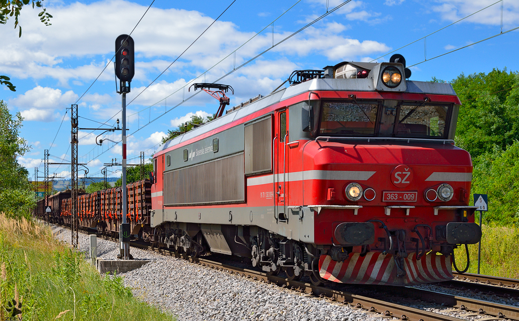 S 363-009 zieht Gterzug durch Maribor-Tabor Richtung Norden. /30.7.2013