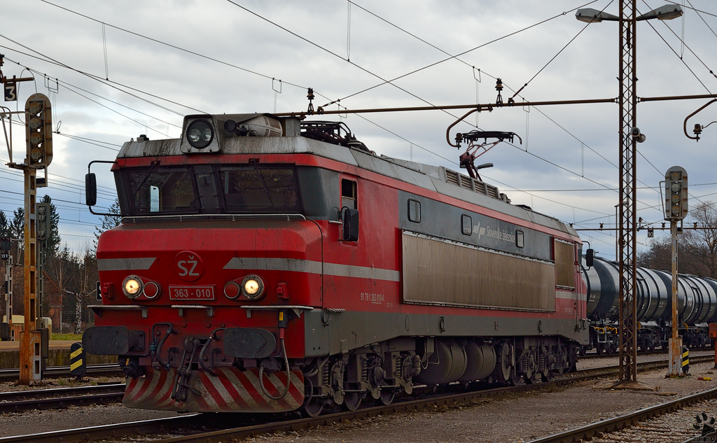 S 363-010 bei Rangierfahrt in Bahnhof Pragersko. /28.12.2012