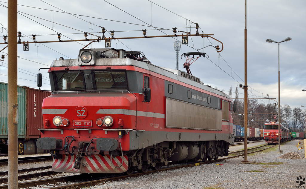 S 363-010 bei Rangierfahrt in Bahnhof Pragersko. /28.12.2012