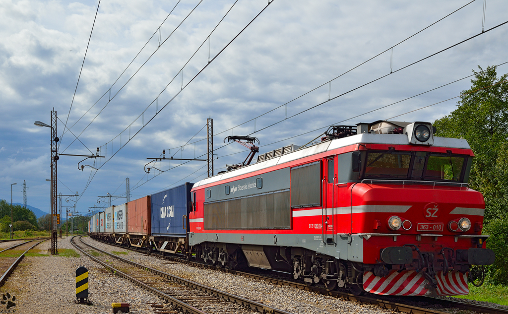 S 363-010 zieht Containerzug durch Pragersko Richtung Norden. /28.9.2012