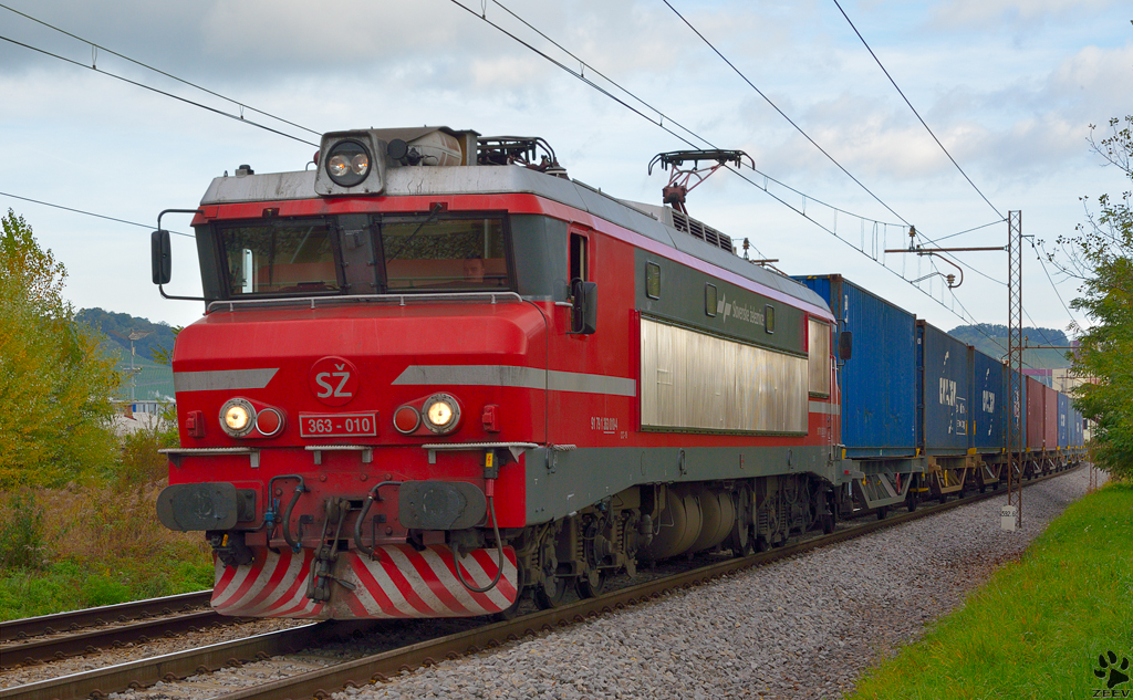 S 363-010 zieht Containerzug durch Maribor-Tabor Richtung Hafen Koper. /15.10.2012