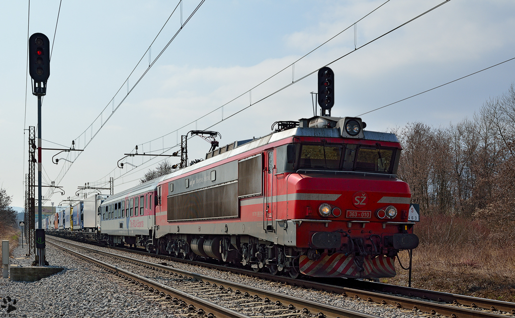 S 363-010 zieht LkW-Zug durch Maribor-Tabor Richtung Norden. /20.3.2012